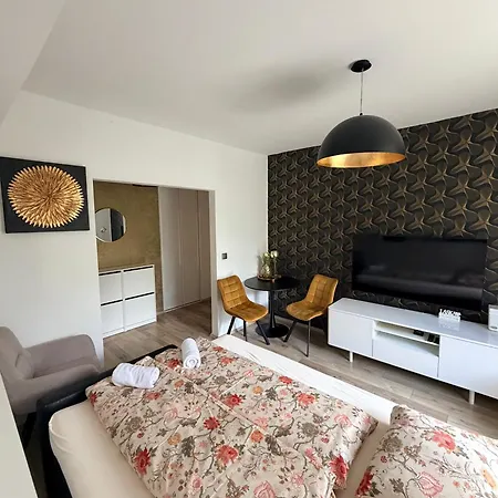 Golden - Near Train Station Apartment Pressburg