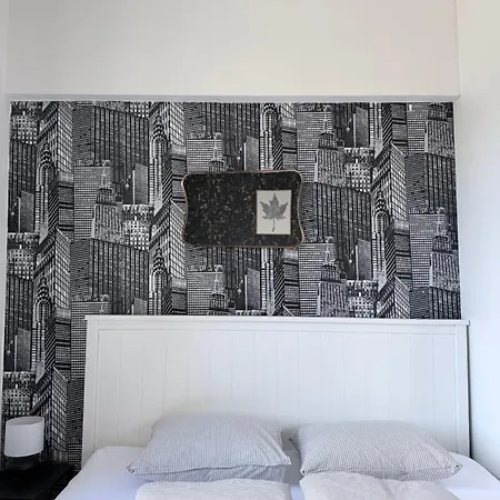 Golden - Near Train Station Apartment *